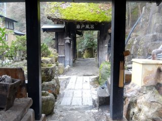 Lối đi ven sông dẫn đến onsen trong hang ở Shinmeikan