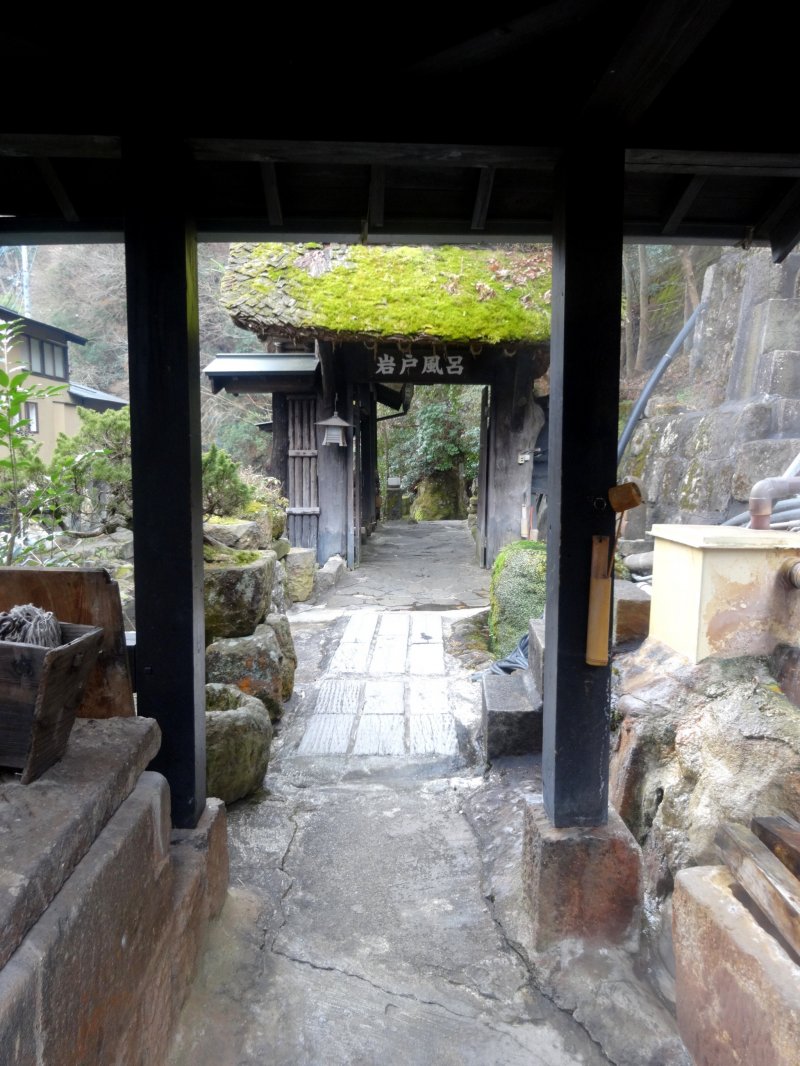 <p>The riverside pathway to Shinmeikan&#39;s&nbsp;cave onsen</p>