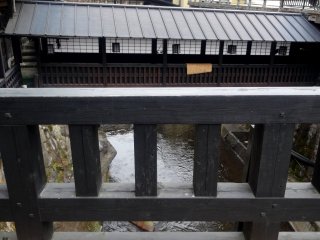 Hàng dép được xếp trên cầu dẫn tới Shinmeikan
