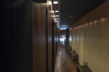 <p>10F-12F: One of the many hallways in the music school.</p>