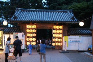 Les lanternes devant la porte menant à Zuigan-ji à Matsushima
