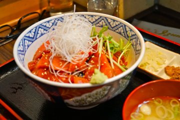 <p>Main Course #2, a bowl of rice topped with medium fatty tuna. Customers&#39; favorite!</p>