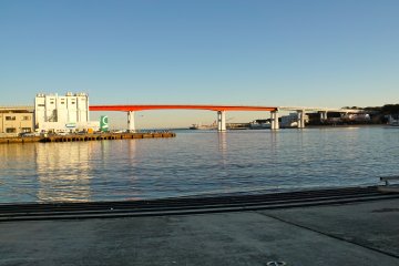 <p>Вид на мост Джогашимаохигаши из порта Мисаки.</p>
