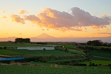 <p>Мы мельком увидели&nbsp;гору Фудзи на закате на обратном пути из&nbsp;Мисаки &nbsp;в Йокосука</p>