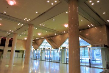 <p>High ceiling in the spacious lobby</p>