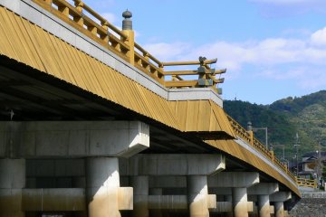 <p>Uji Bridge, seen from below</p>