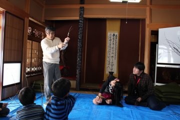 Во время мастер-класса по ханамоти нам рассказали немного исторических фактов об этом регионе