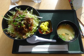 <p>The entire set meal only costs&nbsp;&yen;800</p>