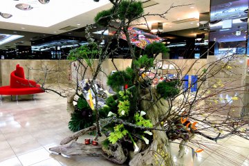 <p>Gorgeous New Year Decoration displayed in the lobby of Hotel Harada in Sakura</p>