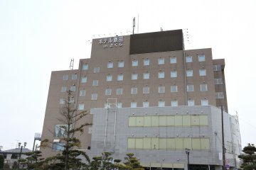 JR 후나오카 역에서 보이는 사쿠라의 하라다 호텔