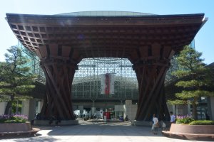 Gerbang kayu di Stasiun Kanazawa