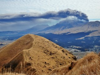 С тропинки на вершине окрываются отличные виды на гору Асо, извергающую пепел