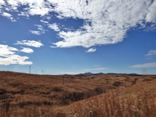 Những cánh đồng dọc theo 'Con đường sữa' dẫn lên đỉnh Laputa-no-michi