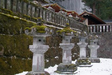<p>Stone lanterns looking majestic in the snow &nbsp;</p>
