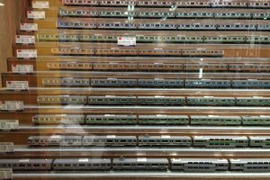 店内には「TOMIX]の鉄道ジオラマの車両もたくさん並んでいる。比較して、中からお気に入りのものをみつけるのも楽しい。