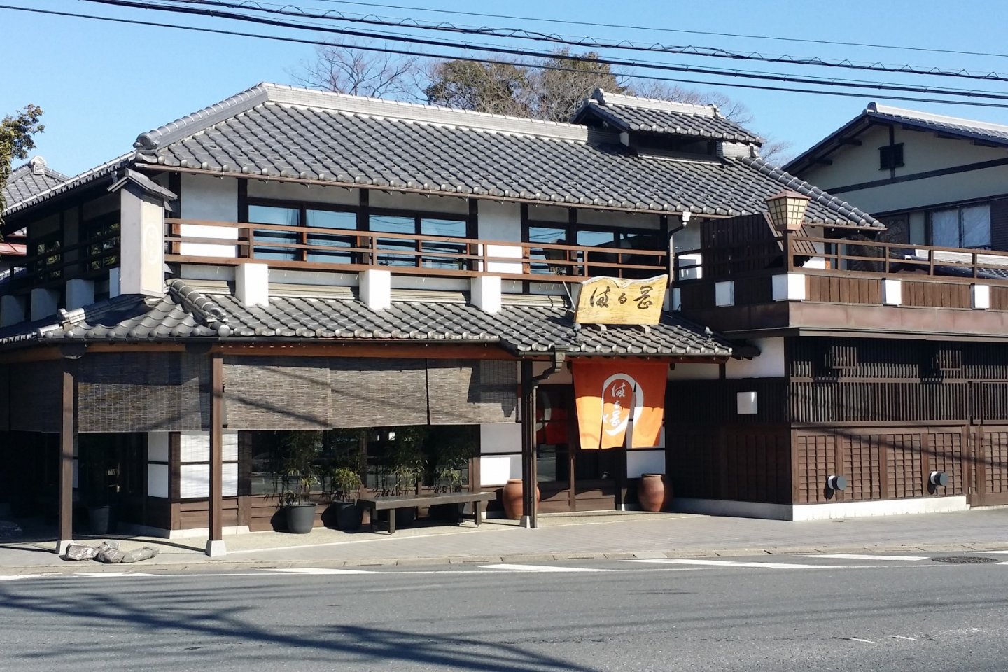 趣のある日本家屋の佇まいで、お客様をお迎えする。建物西側には手入れの行き届いた樫の木が並ぶ。