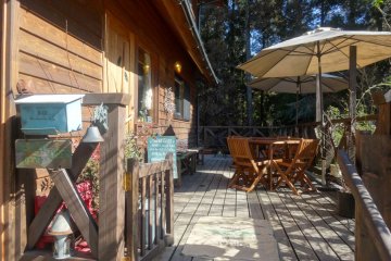 <p>In good weather, you can sit outside on the porch to enjoy your purchases</p>