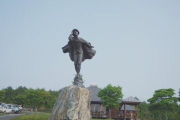 <p>A Matasaburo of the Wind statue welcomes you at Taneyama&nbsp;Plateau&#39;s&nbsp;Constellation Forest&nbsp;</p>