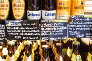 ドイツビールは種類豊富。ベーコンにはラオホメルツェン（スモークビール）、ヴァイスヴルスト（白ソーセージ）にはヴァイスビア（白ビール）など、相性の良いおすすめを教えてくれる。ドイツワインも多数揃えている。