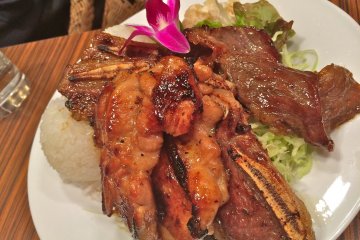 <p>Big Plate Lunch BBQ Mix (Chicken, Short ribs, &amp; Beef) served with rice and macaroni salad, 1,505yen</p>