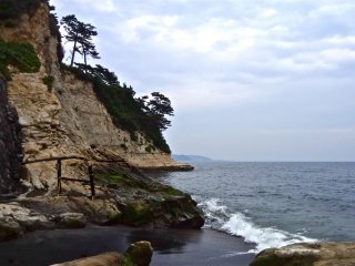 稲村ケ崎の切り立つ崖と遠景の三浦半島