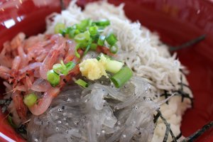 Semangkuk nasi dengan 3 toping: udang sakura, shirasu rebus dan shirasu mentah