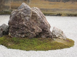 石庭で最も大きな岩