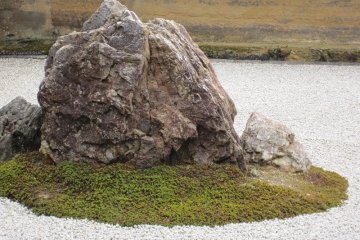  돌 정원에서 가장 큰 바위