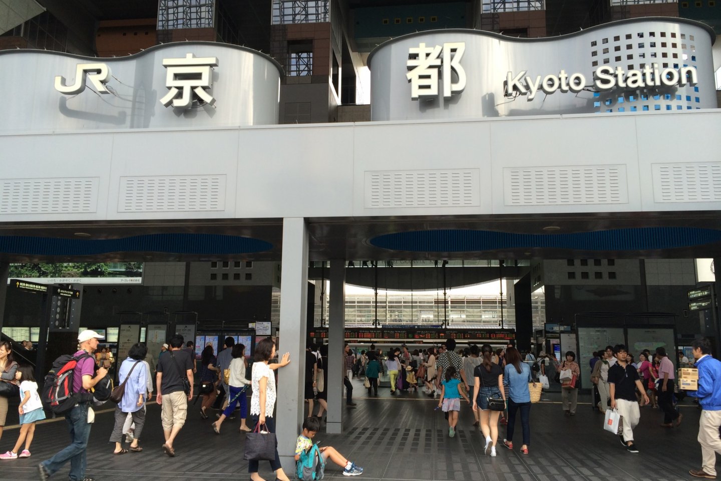 Pintu utama Stasiun Kyoto