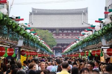 <p>Busy no matter what time of the year:&nbsp;Nakamise-Dori on the way up to the temple has many tourist shops plying their wares.</p>