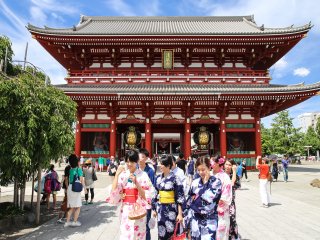 Summer fashions with a gaggle of yukata (summer kimono)&nbsp;wearing young ladies