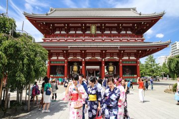 <p>Summer fashions with a gaggle of yukata (summer kimono)&nbsp;wearing young ladies</p>