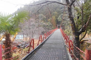 <p>The red suspension bridge to kohechi trail</p>