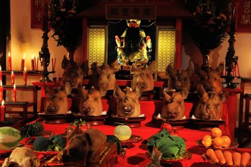 <p>Famous altar of Guan Yu at Minato-koen Park. I was flabbergasted to see peculiar gifts offered at the altar!</p>