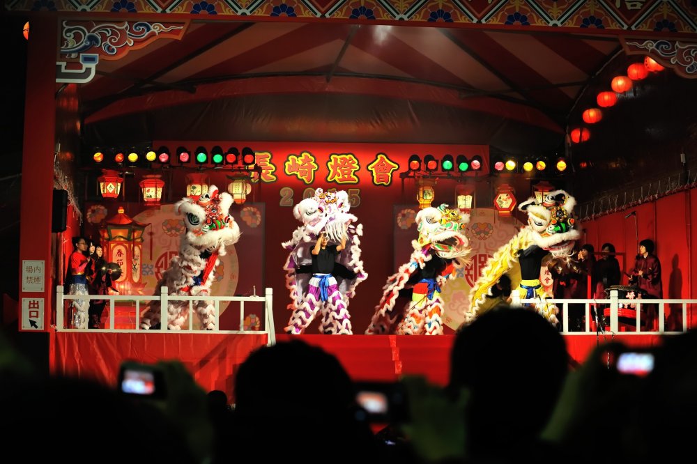Sân khấu đặc biệt để biểu diễn múa sư tử  Trung Hoa được dựng bên trong công viên Minato