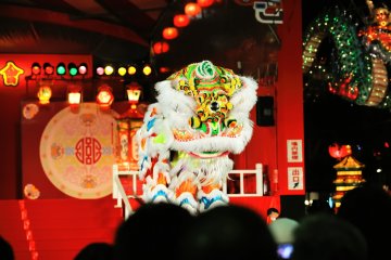 <p>This lion is completely different from the Japanese traditional one that bit my head when I was a child!</p>
