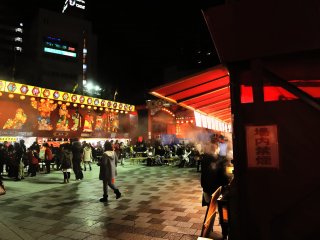 Barisan stall makanan berdiri di depan panggung tarian singa