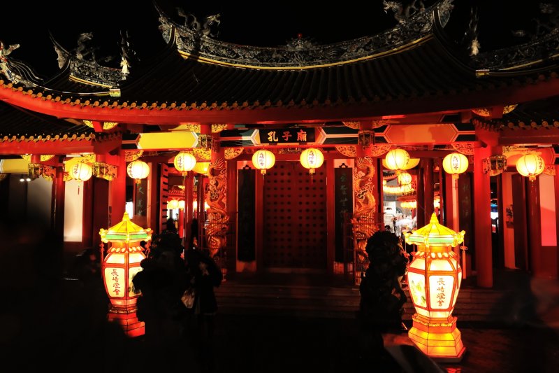 <p>The vermilion color differs from that of Japanese shrines. They are foreign, but look no less divine to me.</p>
