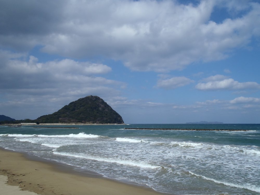 Vue de la montagne Shizuki sur la plage de Kikugahama
