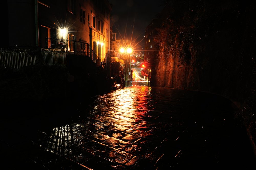 Comme dans les rues mouillées de pluie des Pays-Bas, les pavés reflètent une lumière étincelante