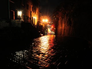 Seperti jalanan Belanda yang basah terkena hujan, bebatuan hitam memantulkan cahaya indah.