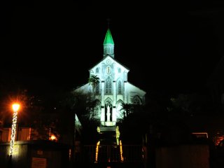 La célèbre église catholique Oura  se distingue même au loin par sa silhouette qui s'élance dans le ciel nocturne