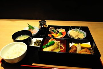 <p>The smell of spring from this bento box is just wonderful! It&#39;s a great option for lunch.</p>