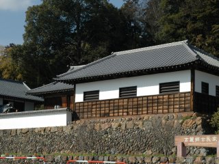 บ้านเก่าโกะมะ (Koma) มีความโดดเด่นอยู่ที่กำแพงหินที่สวยงาม