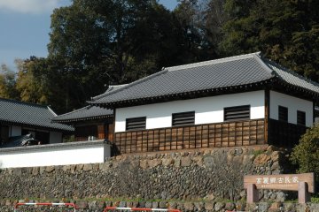 <p>บ้านเก่าโกะมะ (Koma) มีความโดดเด่นอยู่ที่กำแพงหินที่สวยงาม</p>