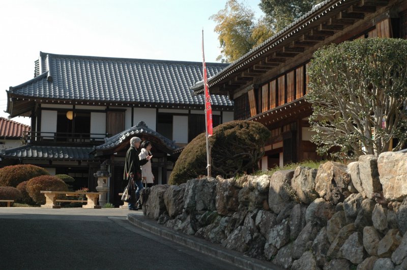 <p>Upon entering, visitors can enjoy a spacious Japanese style garden that overlooks Kinchakuda.&nbsp;</p>