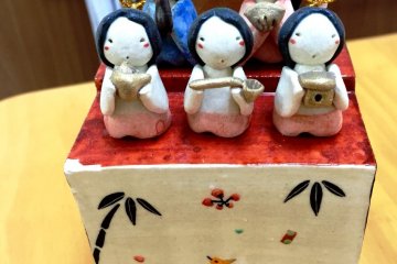 <p>Подставка для кукол Хина - музыкальная шкатулка</p>