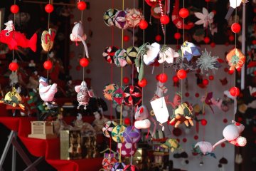 <p>Each of the pieces in the hanging display symbolizes something auspicious such as fertility, good health, good fortune, etc.&nbsp;</p>