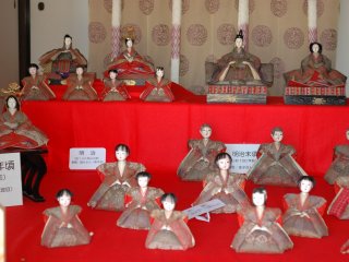 Этот набор кукол выглядит более сдержанно, чем другие наборы на выставке, и ему уже 100 лет.