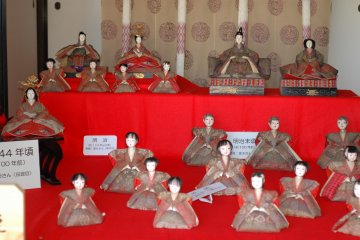 <p>Этот набор кукол выглядит более сдержанно, чем другие наборы на выставке, и ему уже 100 лет.</p>